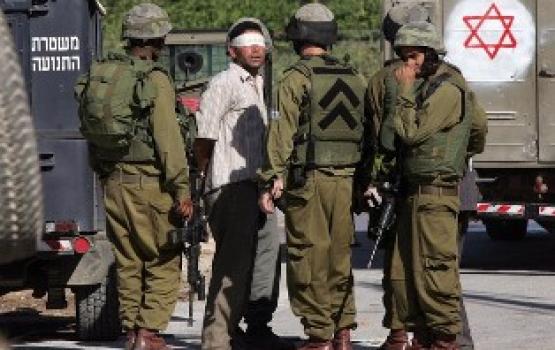 قوات الاحتلال تعتقل ثلاثة مواطنين من الخليل