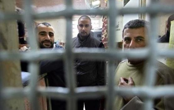 خمسة أسرى يدخلون أعوامًا جديدة داخل سجون الاحتلال
