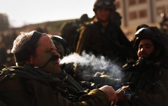 ضبط جنود صهاينة يتعاطون الكحول داخل موقع عسكري على حدود غزة