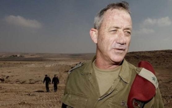 المجرم غانتس يتفقد حدود غزة