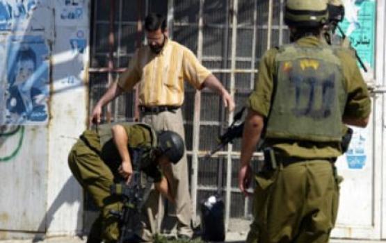قوات الاحتلال تعتقل مواطنين وتصيب ثالثاً بالخليل