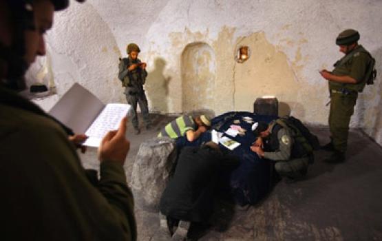 مئات المستوطنين المتطرفين يقتحمون قبر سيدنا يوسف بنابلس