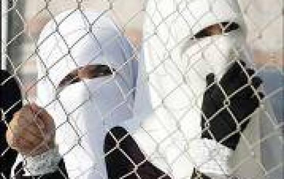 الاحتلال يقتحم سجن هشارون ويواصل سياسة التفتيش العاري بحق الاسيرات