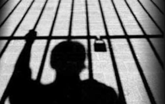 الأسرى المعزولون: عقلاء بين مجانين