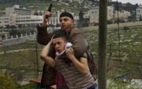 ضابط صهيوني يعترف: المستعربون يلقون الحجارة خلال مظاهرات الفلسطينيين