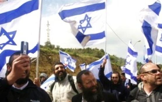 مستوطنون يعلقون يافطات عنصرية تدعو لذبح العرب جنوب بيت لحم