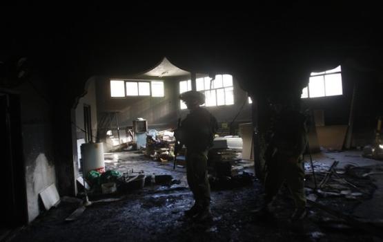 مغتصبون صهاينة يحرقون مسجداً ومركبتين