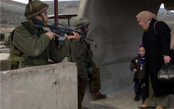 قوات الاحتلال تداهم منزلا وتنصب حواجز في محافظة الخليل