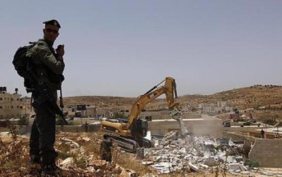 قوات الاحتلال تهدم منزلا وبركسين جنوب جنين