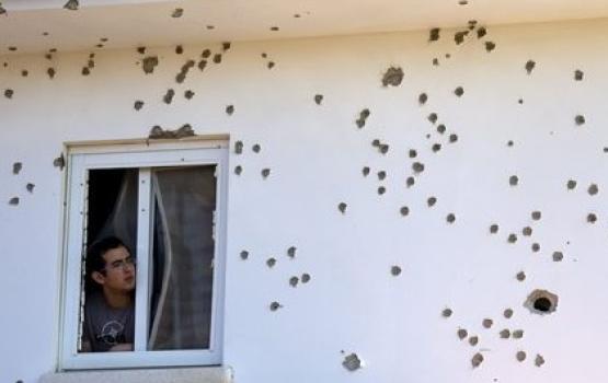 صاروخ للمقاومة يحدث دماراً هائلاً بمنزل صهيوني بكيبوتس عزاتا