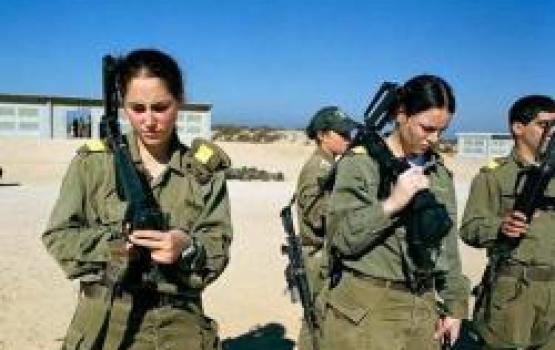 فلسطيني يهاجم حارسة "صهيونية" ويحاول خطف سلاحها في القدس المحتلة