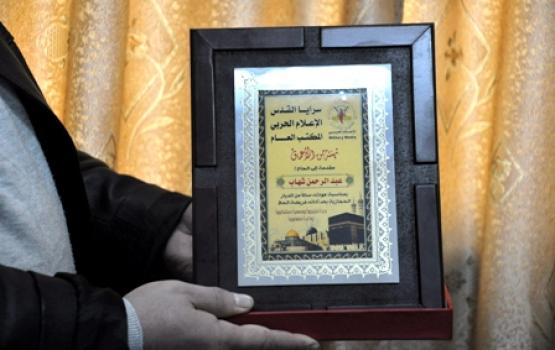 وفد من قيادة "الإعلام الحربي" يهنئ الأسرى المحررين الحجاج