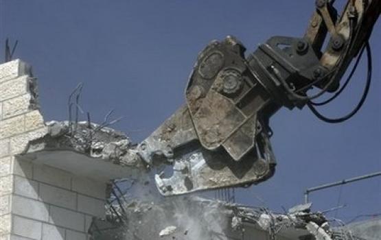 الاحتلال يهدم منزلا ويجرف أراض جنوب الضفة