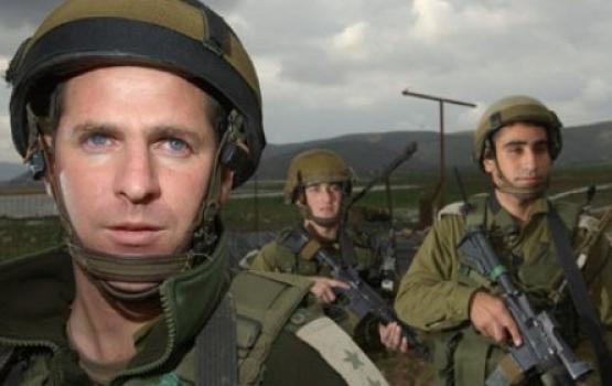 قوات الاحتلال تسلم تباليغ لمواطنين من بيت أمر