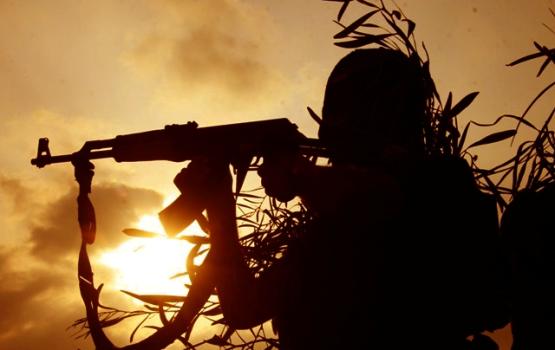 المقاومة تستهدف سيارة صهيونية قرب موقع نير عوز