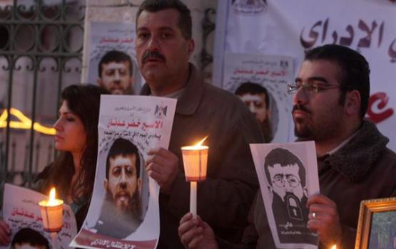 بالصور... إضاءة شموع في بيت لحم تضامنا مع الأسير خضر عدنان