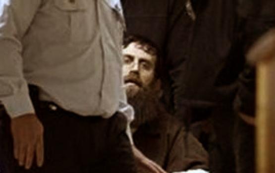 "عدنان" معنوياته عالية ويواظب على صلاته وقراءة القرآن على فراشه