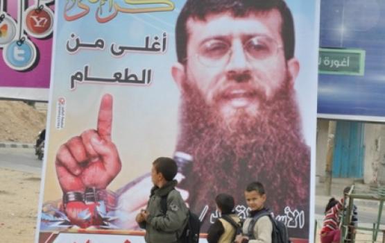 بالصور.. الجهاد الاسلامي يقيم خيمة اعتصام تضامنية مع الشيخ خضر عدنان برفح