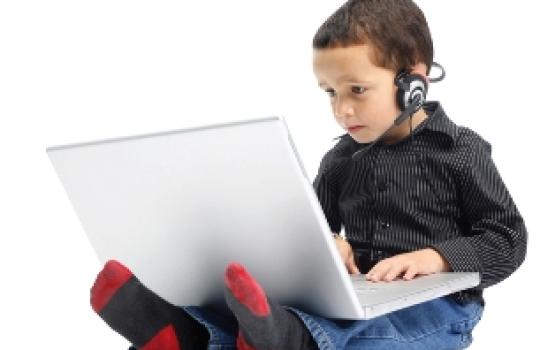 ماهي المخاطر التي يتعرض لها طفلك في الانترنت؟