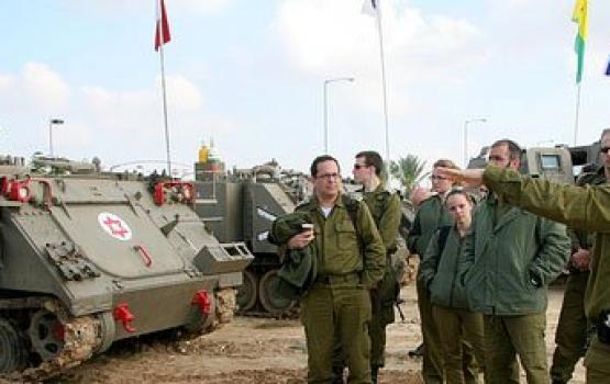 العدو يرمم معسكر جديد بالخليل