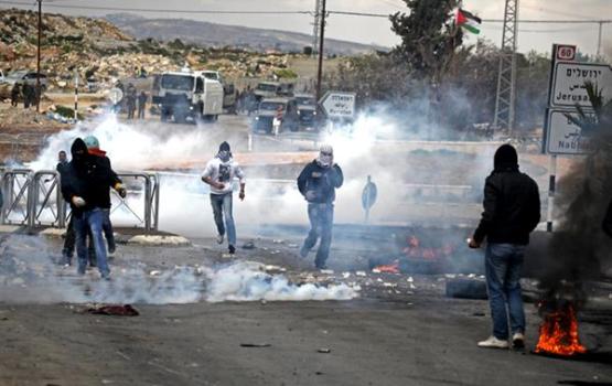 اصابة 4شبان بالرصاص والعشرات بالإختناق اثر مواجهات مع العدو قرب عوفر