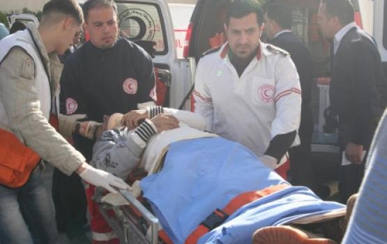 إصابة 20 عاملاً خلال اصطدام جيب عسكري صهيوني بحافلتهم بقلقيلية