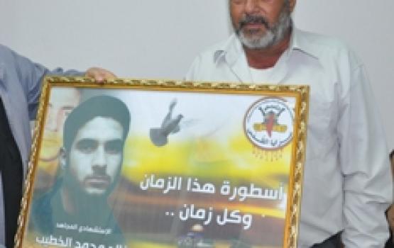 السرايا بـ"لواء الوسطى" تزور عائلة الاستشهادي "خالد الخطيب" في ذكراه