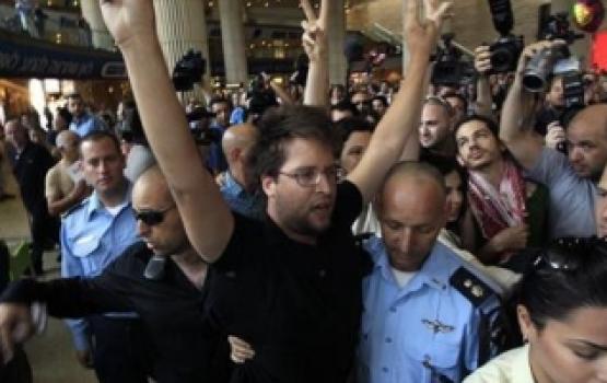 رسام كاريكاتير إيطالي يهزأ من الموساد الصهيوني