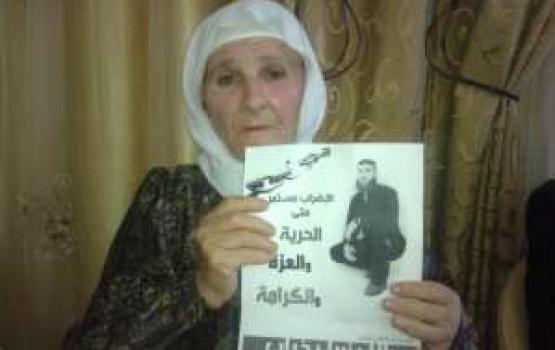 والدة الأسير ذياب: أعيش الرعب والذعر خوفاً على مصير إبني