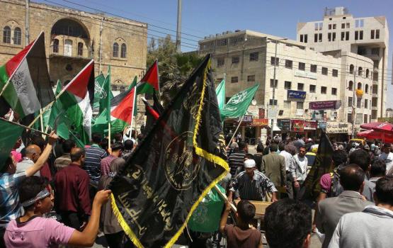 الخليل: مسيرة طلابية تضامناً مع الأسرى المضربين