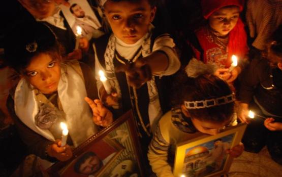 جنين تضيء ليلها بالشموع تضامنا مع الأسرى