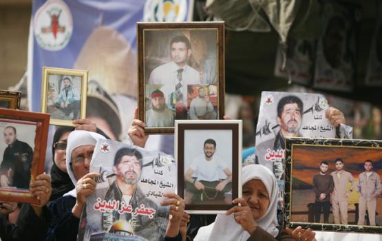 ذوو الأسرى يسابقون الزمن لاستئناف الزيارات