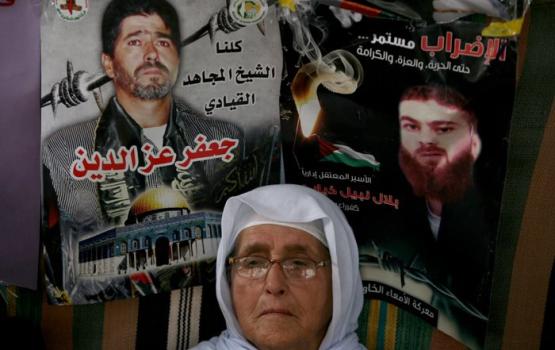 وفد من وزارة الأسرى ونادي الأسير يزور عائلتي الأسيرين ذياب وعز الدين