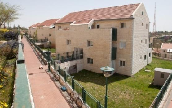 هآرتس: الكيان صادر آلاف الدونمات من أراضي وقفية بالضفة