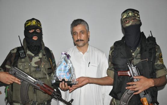 السرايا بـ"لواء الوسطى" تزور عائلة الشهيد "أبو ذياب" بذكراه