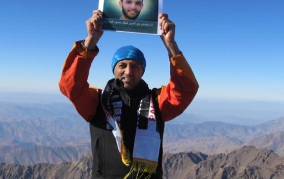 رياضي يتضامن مع  الاسير السرسك من قمة جبال أطلس