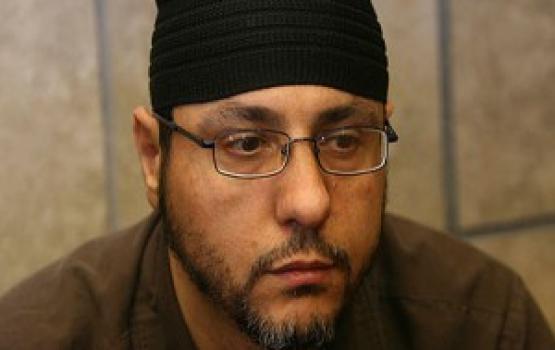 كلب بوليسي ينهش قدم الأسير عبد الله البرغوثي