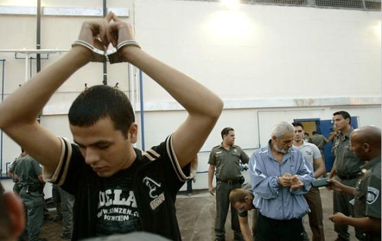 الاحتلال يرفض التحقيق في شكاوى تعذيب الأسرى