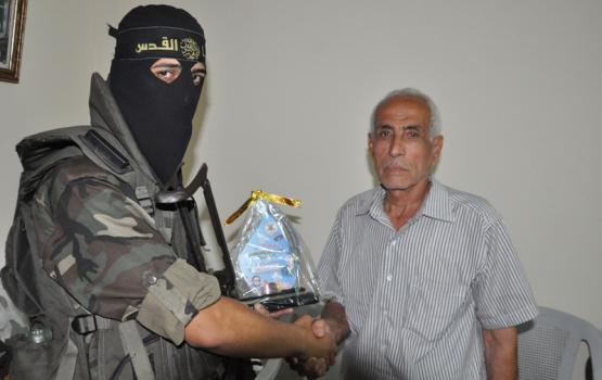 بالصور.. السرايا بـ"لواء الوسطى" تزور عوائل 4 شهداء في ذكراهم