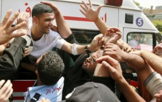 صيحات التكبير تصدح في استقبال "السرسك" بمستشفي الشفاء بغزة