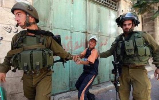 جنود الاحتلال ينكلون بفتى أثناء إعتقاله في تقوع ببيت لحم