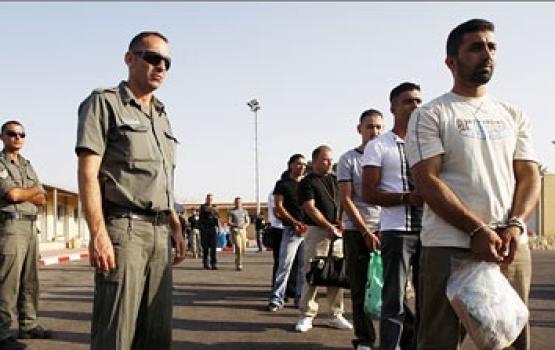 وزارة الأسرى تتهم إدارة السجون باقتطاع أموال من حسابات الكنتين