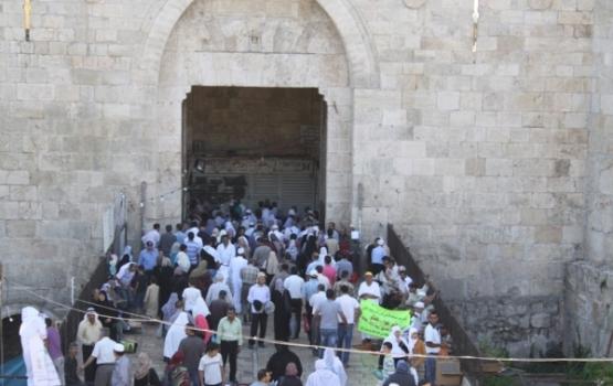 عشرات الآلاف يؤمون الأقصى بجمعة رمضان الـ4