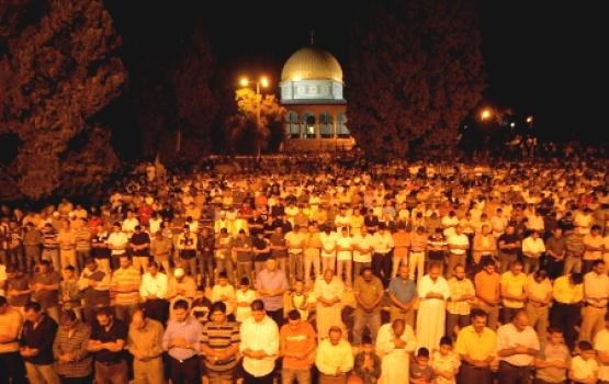 ألاف المواطنين يتدفقون لإحياء ليلة القدر بالأقصى