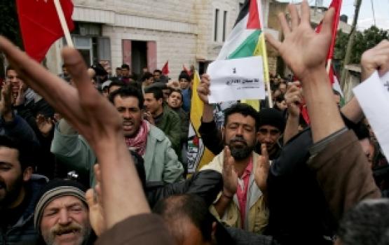 نابلس: مسيرة تضامنية مع الأسرى المضربين عن الطعام