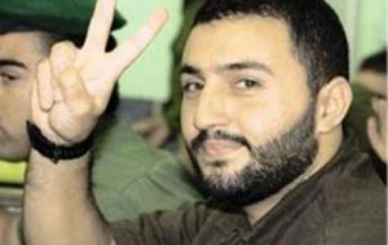 الأسير الزبن يلتقي بطفله مهند في أول زيارة لهما في السجون