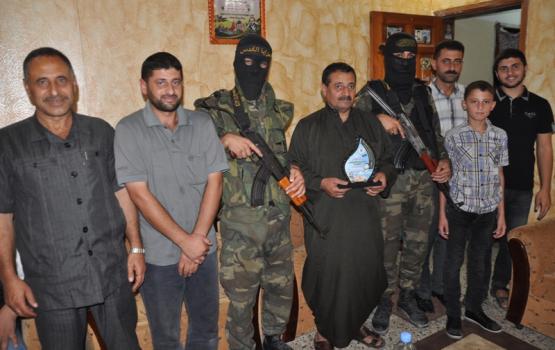 السرايا بالوسطى تكرم عائلة الشهيد " أبو الحاج" في ذكراه.. صور