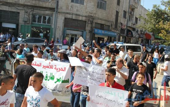 نابلس: مسيرة تضامنية مع الأسرى المضربين عن الطعام