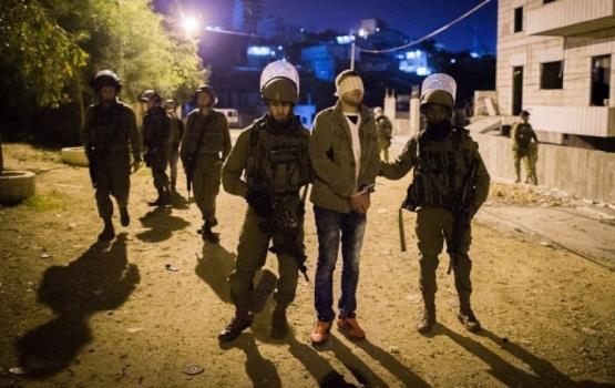العدو يعتقل 10 مواطنين خلال مداهمات في أنحاء الضفة والقدس