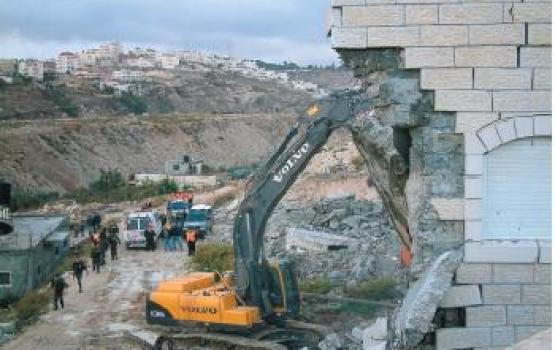 الاحتلال يهدم مسكنين بالخليل ويقتحم جنين